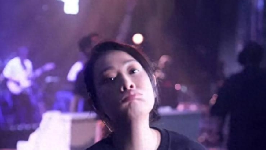 雷军屈膝与小女孩拍照,新澳彩资料免费资料大全五行,最新正品解答落实_潮流版V9.6